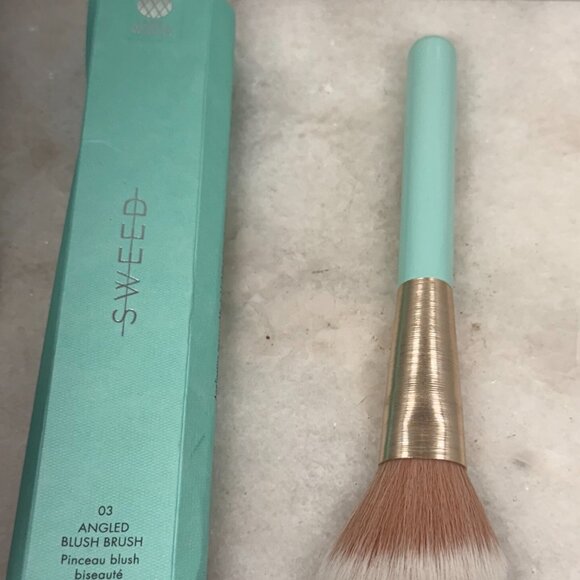 SWEED-Angled Blush Brush | Hand-Crafted, Synthetic Bristles| Vegan, Cruelty-Free - Picture 2 of 2